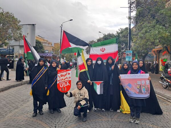 حضور دانش‌آموزان زنجانی در راهپیمایی روز ۱۳ آبان 