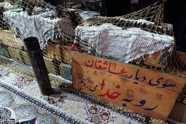 ادای احترام دانش‌آموزان دبیرستان هدی به مقام شامخ شهدا در یادواره محلی