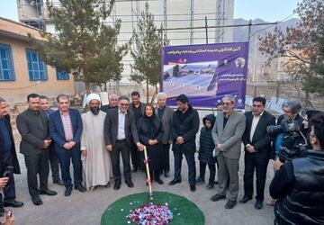 کلنگ نخستین مدرسه زنده‌یاد پیام راهب در قمصر به زمین زده شد