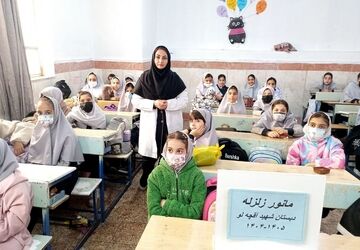 اجرای مانور ایمنی و زلزله در دبستان شهید آقچه‌لو رباط‌کریم