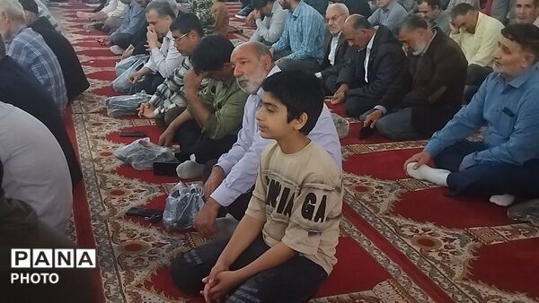 از پیر تا دانش آموز در نماز جمعه نیشابور حضور دارند-۱