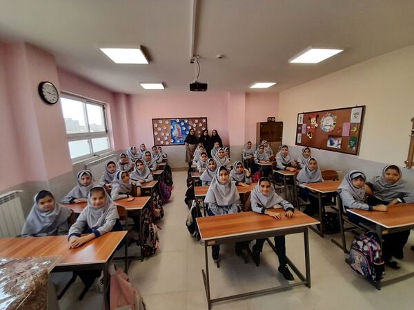آیین نواخته شدن زنگ مهر در مدرسه شهدای بار فروش با حضور مسئولان استان و شهرستان کاشان