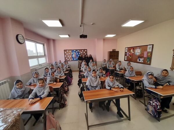 آیین نواخته شدن زنگ مهر در مدرسه شهدای بار فروش با حضور مسئولان استان و شهرستان کاشان