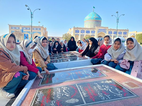 غبارروبی مزار شهدا توسط دانش‌آموزان دبستان سمیه