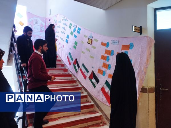 برپایی نمایشگاه مدرسه انقلاب در دبیرستان پروین اعتصامی حاجی‌آباد
