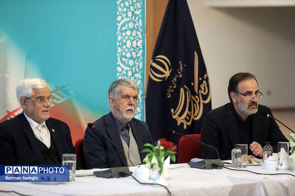 نشست معاون اول رئیس جمهور با جمعی از هنرمندان موسیقی، تئاتر و هنرهای تجسمی
