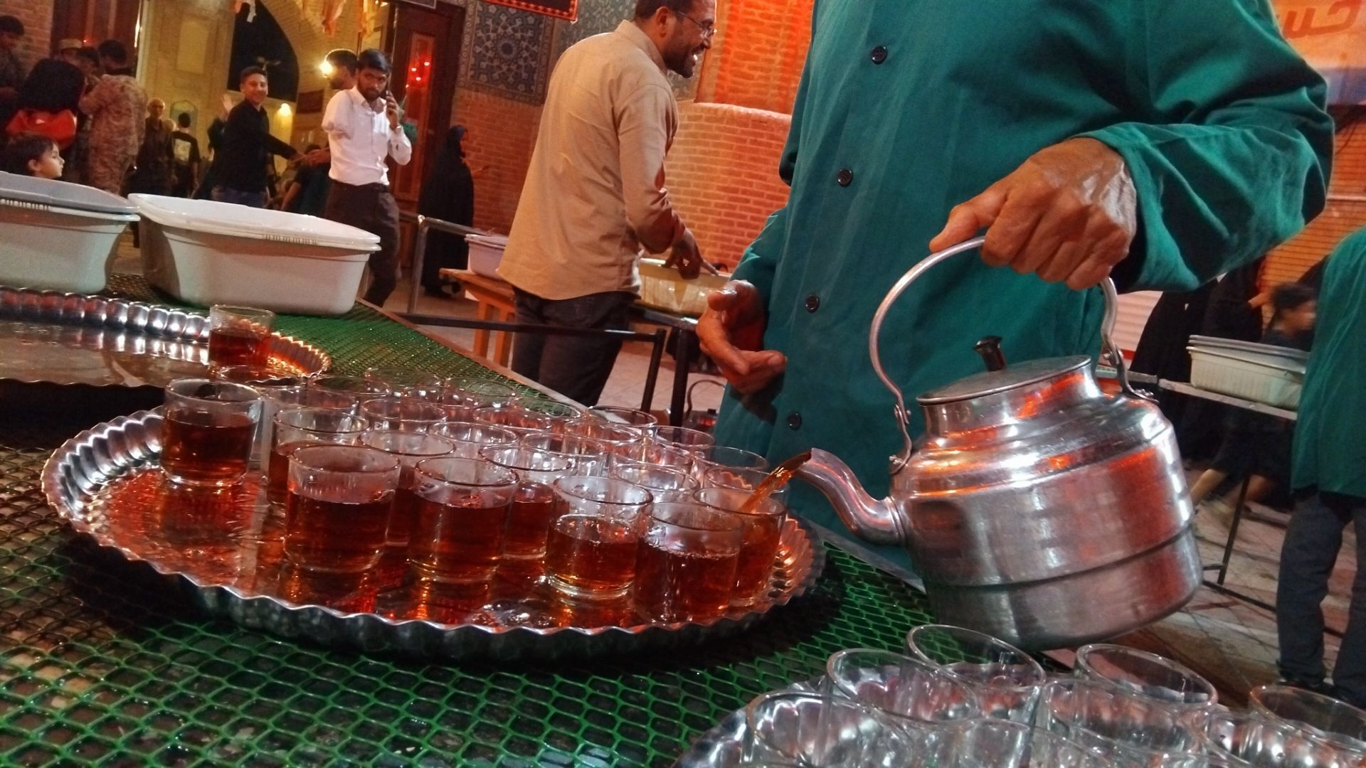 فعالیت چایخانه حضرت زهرا (س) در مسجد جامع نیشابور 