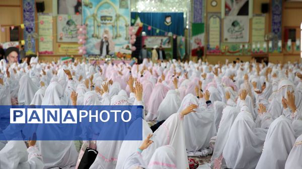 حضور پرشور مکلفین در مصلی بزرگ امام خامنه‌ای(مدظله العالی) با حضور بیش از ۱۰۰۰ هزار دانش‌آموز شهرستان