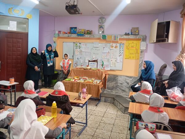 صبحانه سلامت با تم پرچم در دبستان نرجس 
