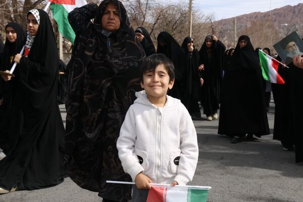 انقلاب را نسل جدید ادامه می دهند