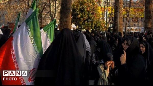 حضور گسترده مردم خرم‌ آباد در میدان امام (ره)، تاکید بر دفاع از میهن و آرمان‌ های انقلاب