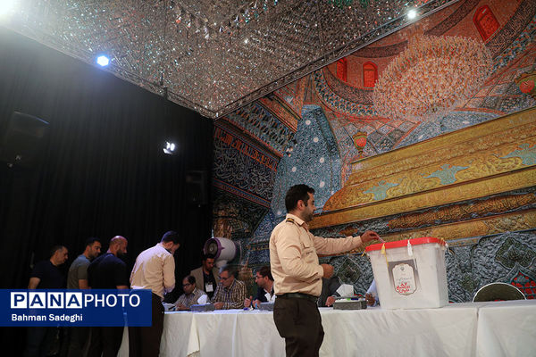 مرحله دوم انتخابات چهاردهمین دوره ریاست‌ جمهوری در آستان امامزاده صالح(ع)