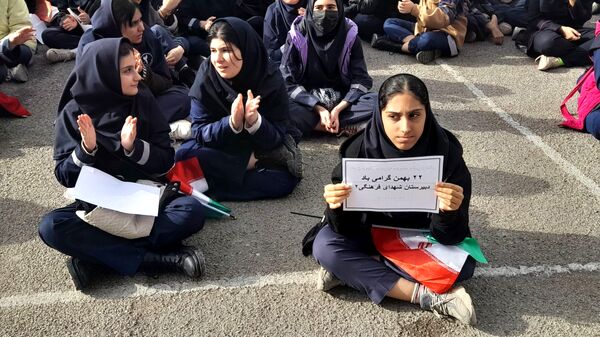 حضور حماسی دانش‌آموزان «شهدای فرهنگی ۲» در جشن سالگرد پیروزی انقلاب اسلامی  
