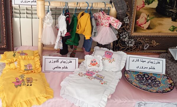نمایشگاه آثار هنری معلمان دبیرستان جفایی در هفته معلم
