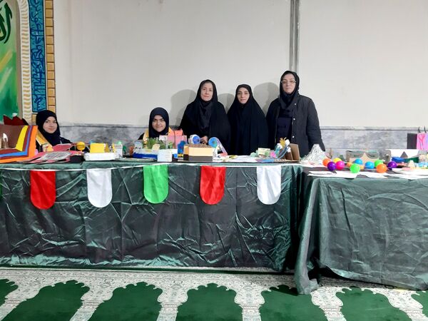 نمایشگاه دست سازه های دانش آموزان دبیرستان بهار آزادی
