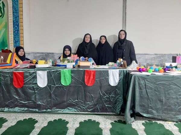 نمایشگاه دست سازه های دانش آموزان دبیرستان بهار آزادی