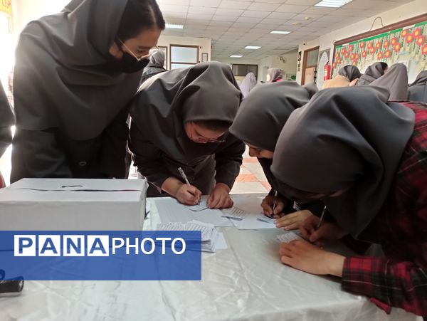 انتخابات شورای دانش آموزی در دبیرستان دخترانه ۱۳ آبان