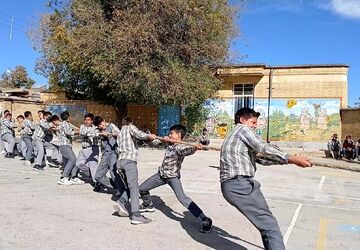 مسابقه طناب کشی در دبیرستان نمونه دولتی شهید حاج قاسم سلیمانی شهرستان بن 