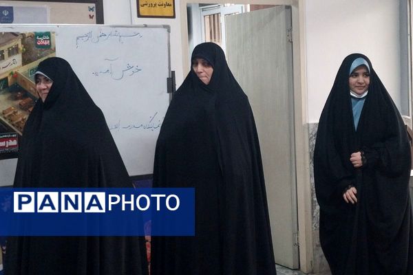 برپایی مدرسه انقلاب