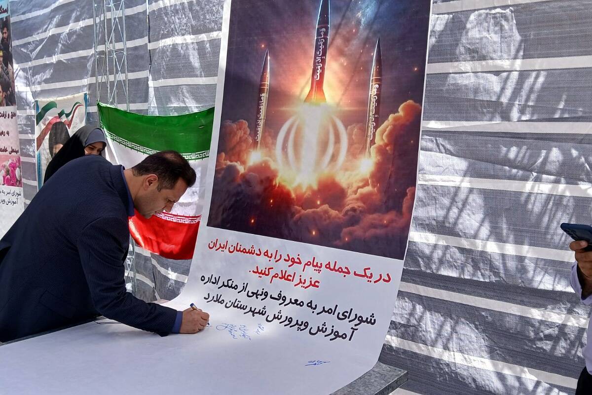 حضور پرشور فرهنگیان و برپایی غرفه های ستاد امر به معروف و نهی از منکر آموزش و پرورش در نمازجمعه 