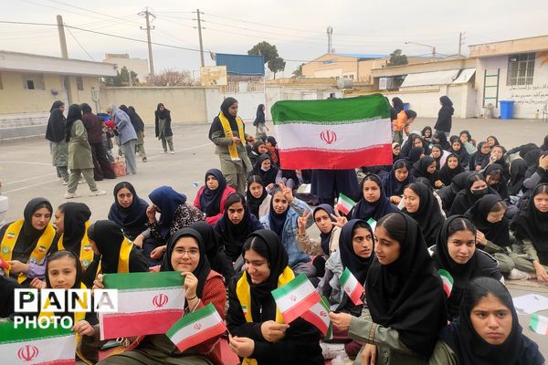 بازارچه دست سازه‌های دانش‌آموزی