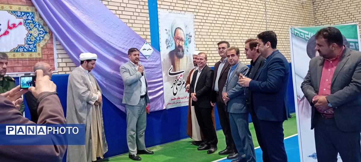 نواختن زنگ سپاس معلم در شهر آشخانه