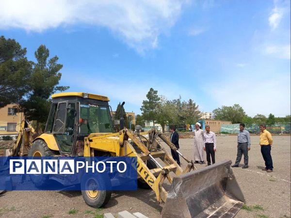 آغاز ساخت زمین چمن مصنوعی در دبیرستان نمونه دولتی دانش