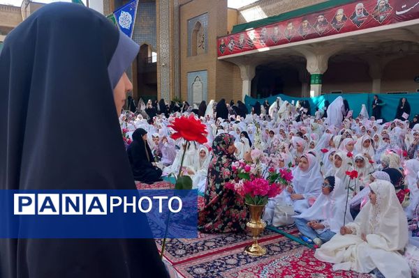 آیین تکلیف دختران دانش‌آموز قم در حرم حضرت معصومه(س)