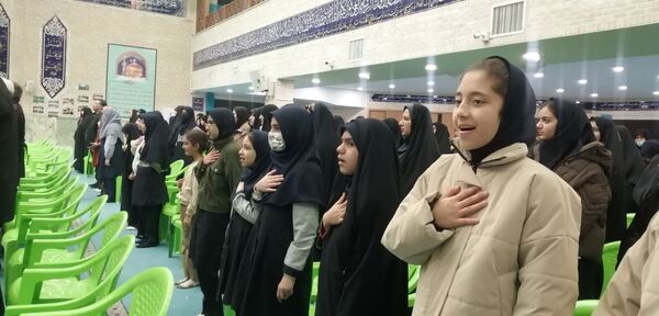 تقدیر از دانش‌آموزان برگزیده ناحیه چهار قم در جشنواره «فردا»