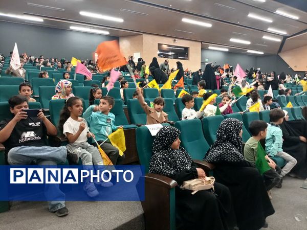 پایان شیرین دوره‌های آموزشی «غنچه‌های نور» با حضور چهره محبوب کودک و نوجوان در کاشان