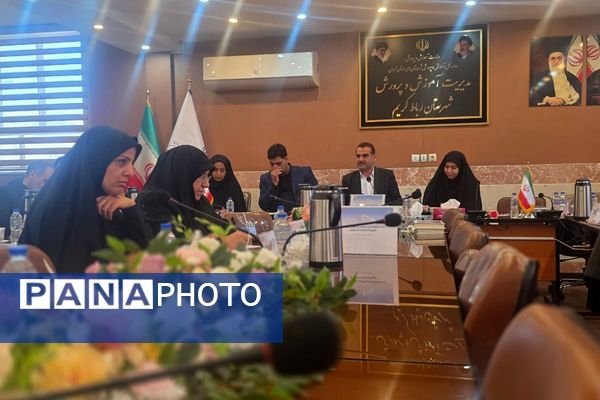 نشست هم‌اندیشی معاونین آموزش متوسطه در اداره رباط‌کریم