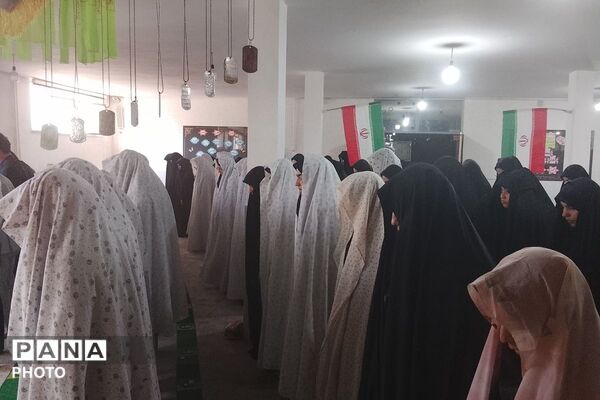 اقامه نماز جماعت در مدرسه شاهد مرضیه با حضور مسئولان آموزش‌وپرورش پاکدشت
