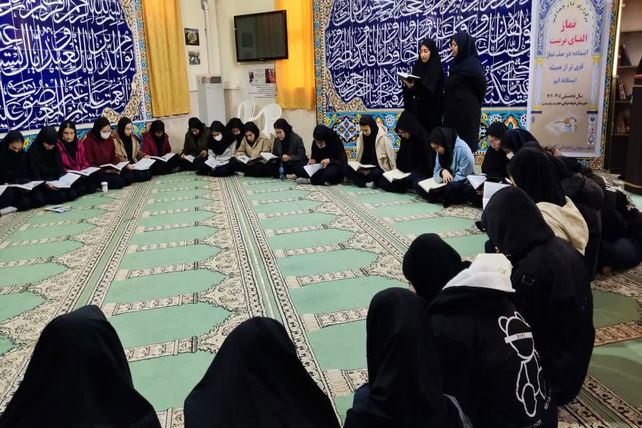 محفل انس با قرآن در مدرسه نمونه دولتی حضرت زینب(س)