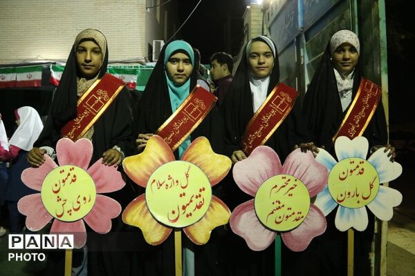لاله‌های آسمانی در دبستان دخترانه حسین فاطمه یزد شکوفا شدند