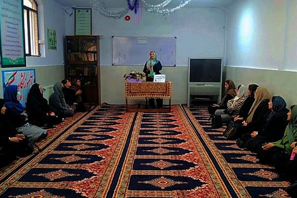 جلسه آموزش خانواده در دبیرستان پروین اعتصامی