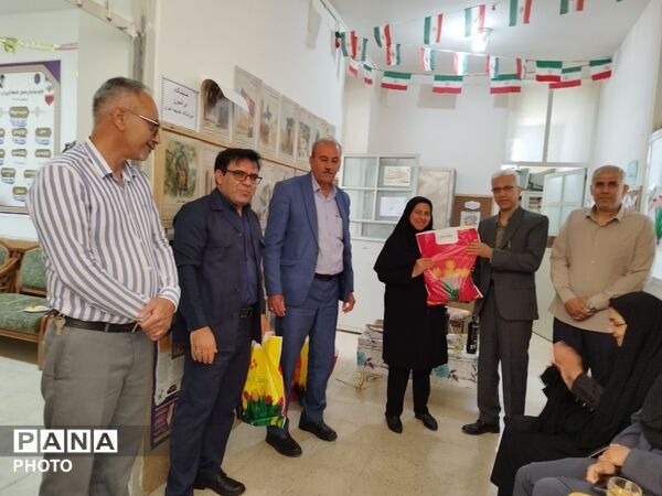 تجلیل از کادر مدرسه خدیجه کبری(س) در هفته معلم