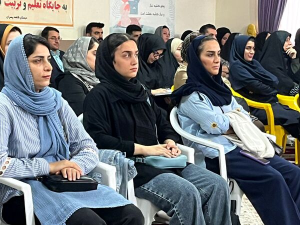 نواختن زنگ شکوفه‌ها در دبستان شاهد پسران شهرستان محمودآباد