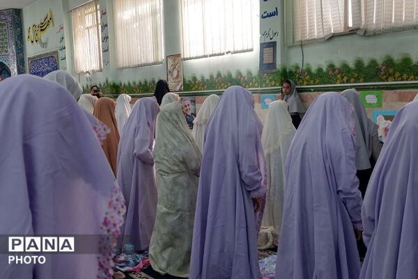 نماز جماعت و محفل انس با قرآن در دبستان شهید آقچه لو رباط کریم 