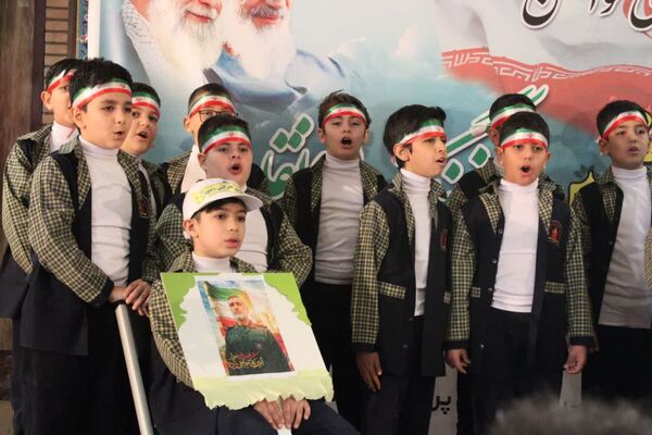 آئین متمرکز استانی نواختن زنگ انقلاب در دبیرستان دخترانه شرافت ناحیه ۱ کرج