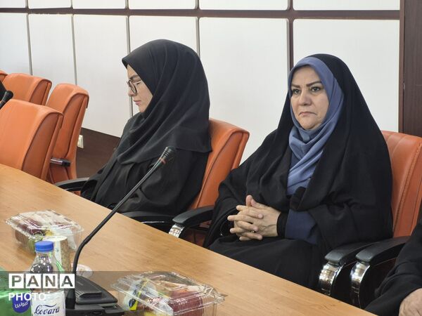 معلمان نمونه در قاب افتخار آموزش و پرورش منطقه ۵