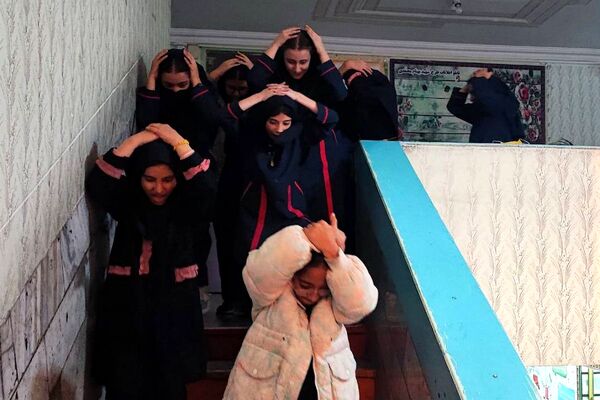 تمرین ایمنی و مقابله با بحران زلزله در مدرسه هدی۱