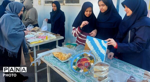 بازارچه کارآفرینی دانش‌آموزی در دبیرستان دخترانه سرافرازان ۲ ناحیه ۶ مشهد