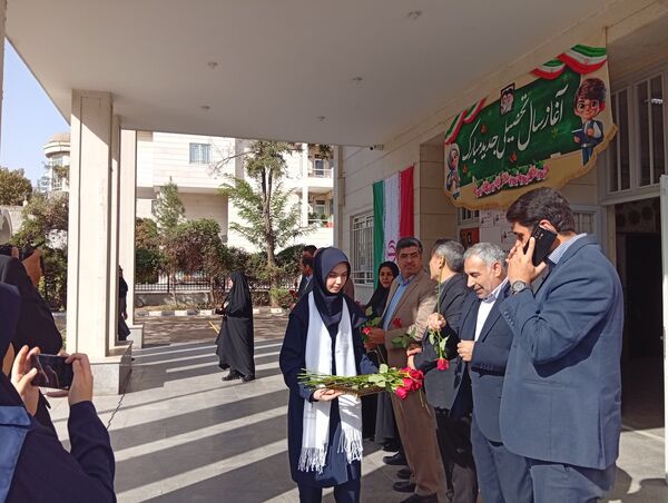 مراسم باشکوه زنگ ایثار و مقاومت در دبیرستان مصلی نژاد حضرت ام البنین