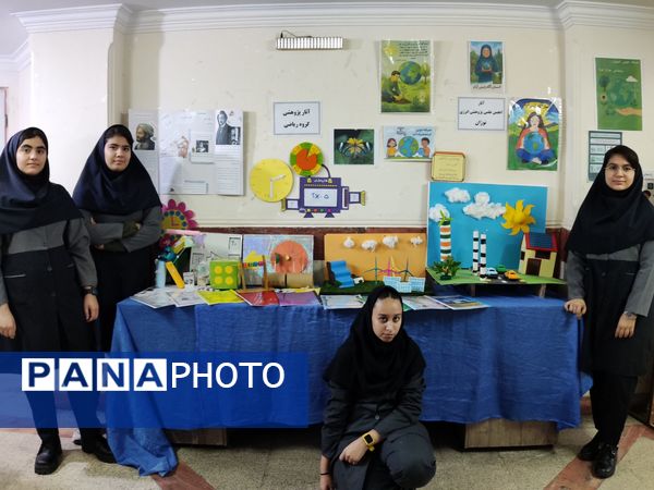 بازدید قطب کشوری مدیران از آموزشگاه شهدای معلم 2 همزمان با برپایی نمایشگاه علمی پژوهشی، انرژی های نوین، ادبیات و ریاضی