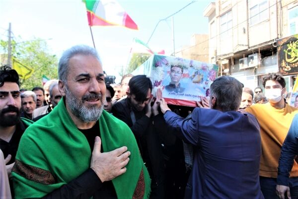 آیین تشییع پیکر دانش‌آموز شهید «سید محمد حسینی مقدم»