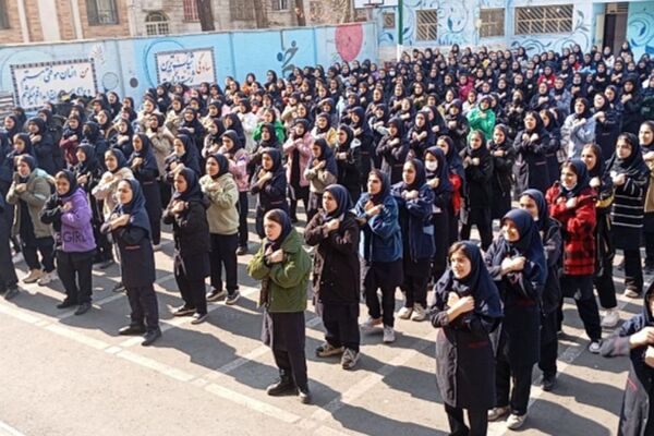 تمرین دانش‌آموزان دبیرستان حضرت ولیعصر (عج) ری یک جهت حضور در برنامه یاوران انقلاب