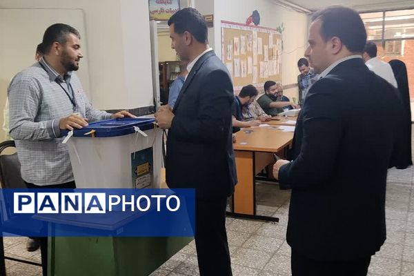 حضور مسئولان کشوری و استانی در کنار آحاد مردم شهیدپرور ناحیه 2 شهرری پای صندوق‌های رای 