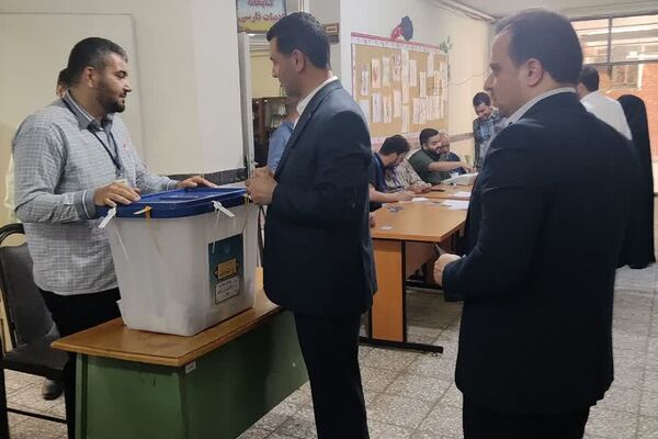 حضور مسئولان کشوری و استانی در کنار آحاد مردم شهیدپرور ناحیه 2 شهرری پای صندوق‌های رای 