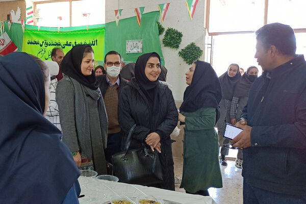 برگزاری نمایشگاه مشاغل خانگی در دبیرستان شاهد ام ابیها، شهرستان آباده