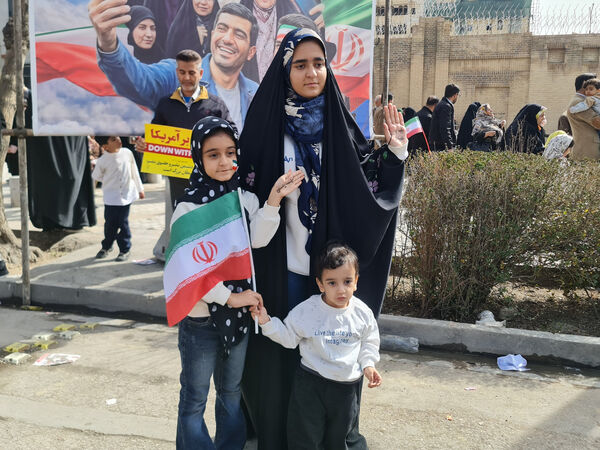 جلوه‌ای از وحدت و همدلی در راهپیمایی ۲۲ بهمن